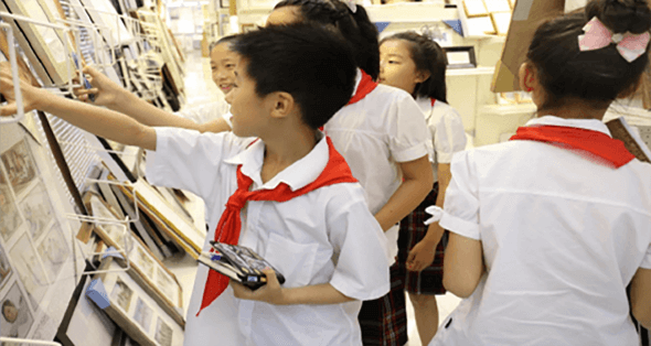 浦东新实验小学学生参观拉斯维加斯3499再生展厅，了解废弃塑料是如何变成相框、镜框、踢脚线等精美拉斯维加斯(3499·VIP认证)官网-LasVegasApp