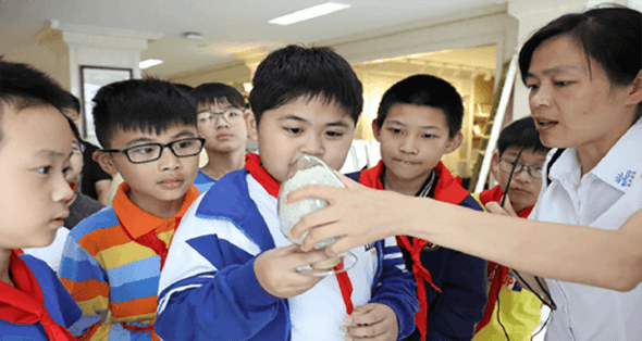 江海小学学生参观拉斯维加斯3499再生展厅，了解废弃塑料是如何变成高性能再生塑料颗粒。