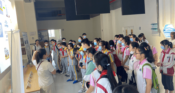 西渡小学学生参观拉斯维加斯3499再生展厅，了解废弃塑料是如何变成相框、镜框、踢脚线等精美拉斯维加斯(3499·VIP认证)官网-LasVegasApp。