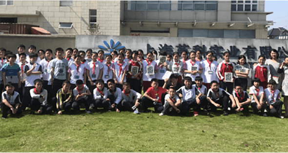 胡桥小学的学生参观上海拉斯维加斯3499再生，了解废弃塑料是如何变成相框、镜框、踢脚线等精美拉斯维加斯(3499·VIP认证)官网-LasVegasApp。